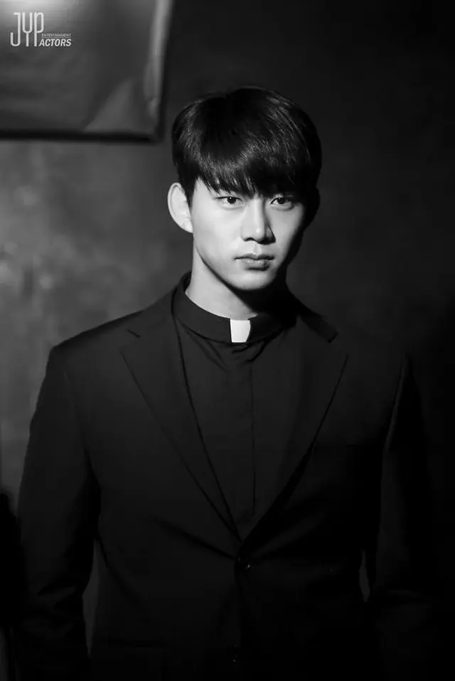 映画「時間の上の家」で司祭に扮した「2PM」テギョンのビハインドカットが公開された。（提供:OSEN）