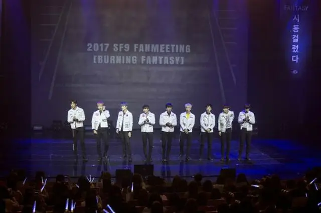 「SF9」は25日、ソウル市の誠信女子大学の雲庭グリーンキャンパス大講堂で、公式ファンミーティング「Burning Fantasy」を開催し、約600人のファンと触れ合った。（提供:OSEN）