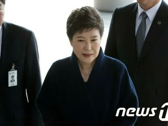 韓国検察は27日、収賄や職権乱用などの容疑が持たれている朴槿恵（パク・クネ）前大統領の逮捕状を請求した。