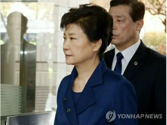 ソウル中央地裁に到着した朴氏＝３０日、ソウル（聯合ニュース）