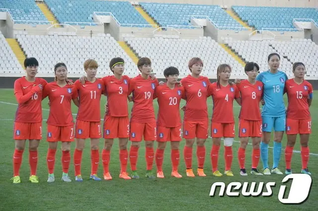 韓国統一部が北朝鮮女子アイスホッケーチームの訪韓申請を承認した中、北朝鮮側も韓国女子サッカー代表チームの身辺安全保障担保書を伝達した。