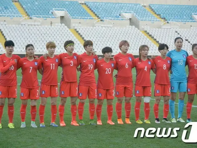 韓国統一部が北朝鮮女子アイスホッケーチームの訪韓申請を承認した中、北朝鮮側も韓国女子サッカー代表チームの身辺安全保障担保書を伝達した。