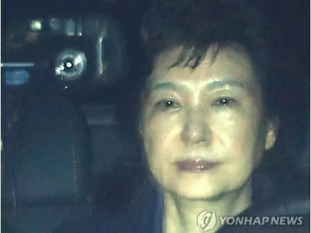 こわばった表情でソウル拘置所に入った朴前大統領＝３１日、義王（聯合ニュース）