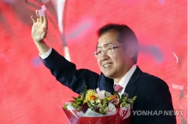 自由韓国党の大統領選候補に選出された洪準杓氏＝３１日、ソウル（聯合ニュース）