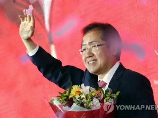 自由韓国党の大統領選候補に選出された洪準杓氏＝３１日、ソウル（聯合ニュース）