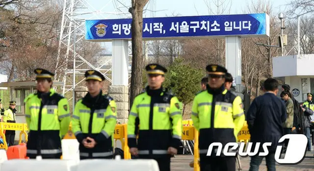 韓国の検察特別捜査本部が4日午前、ソウル拘置所を訪問し、先月31日に逮捕された前大統領の朴槿恵（パク・クネ）容疑者（65）に対する取り調べを開始した。