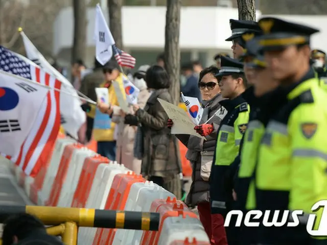 韓国検察は4日、ソウル拘置所を訪問し拘束収監中の前大統領・朴槿恵（パク・クネ）容疑者（65）に対する取り調べを実施した。