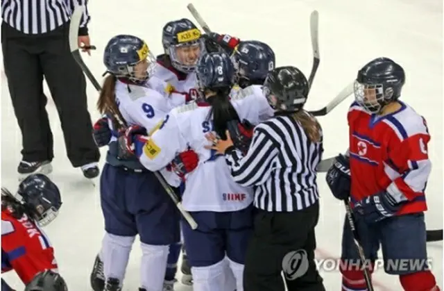 得点後、喜び合う韓国選手＝６日、江陵（聯合ニュース）