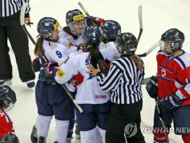 得点後、喜び合う韓国選手＝６日、江陵（聯合ニュース）