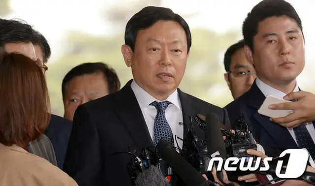 韓国の国政介入事件における賄賂供与を疑われているロッテグループ・重光昭夫（韓国名:シン・ドンビン）会長が7日午前、検察に出頭した。