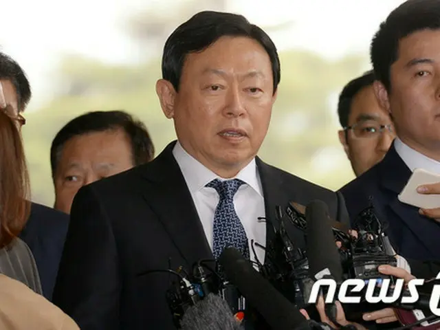 韓国の国政介入事件における賄賂供与を疑われているロッテグループ・重光昭夫（韓国名:シン・ドンビン）会長が7日午前、検察に出頭した。