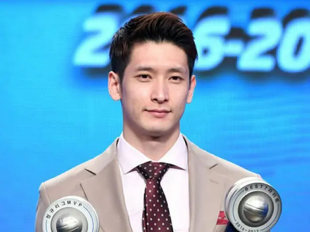 韓国の“イケメン”バレーボール選手ムン・ソンミン（30）が6日午後、韓国・The K Hotel Seoulで開かれた「2016-2017 NH農協Vリーグ」授賞式で男子MVPに輝いた。