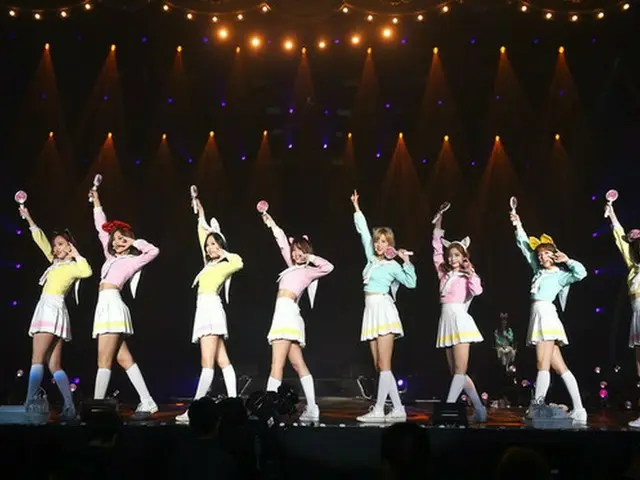 韓国ガールズグループ「TWICE」が自身初の海外コンサートとなるタイ公演で、4000人の観客を熱狂させ“旬のアイドル”としての地位を証明した。