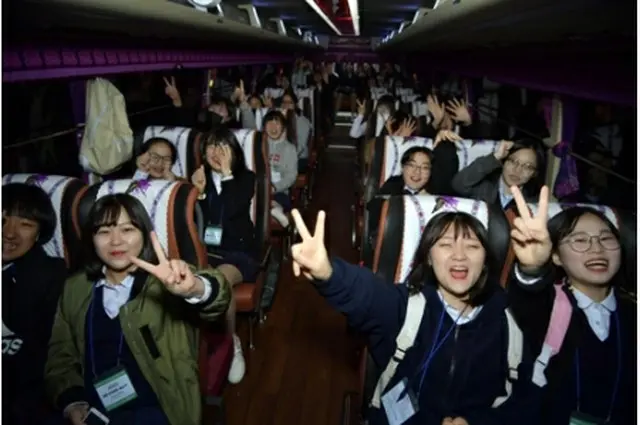 研修に出発する中学生（論山市提供）＝１０日、論山（聯合ニュース）