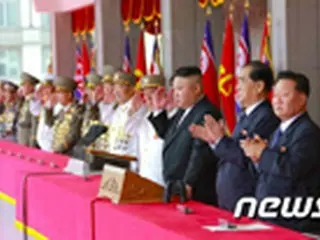 北・金正恩朝鮮労働党委員長、太陽節参加者らと祝賀公演鑑賞