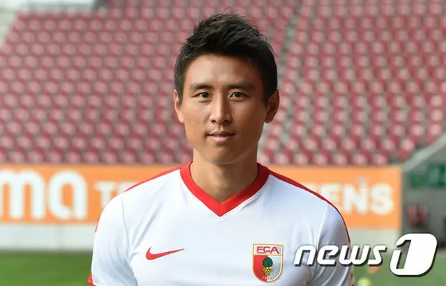 韓国出身のサッカー選手、ク・ジャチョル（28/アウクスブルク）が右ひざ内側のじん帯を負傷した。