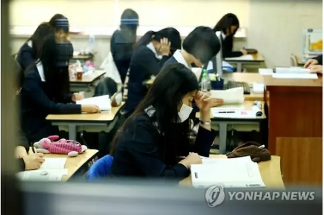 教室で学習する生徒たち（資料写真）＝（聯合ニュース）