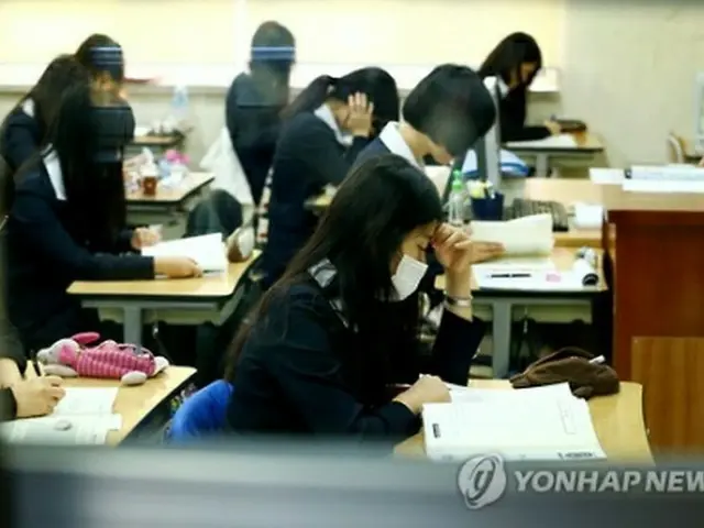 教室で学習する生徒たち（資料写真）＝（聯合ニュース）