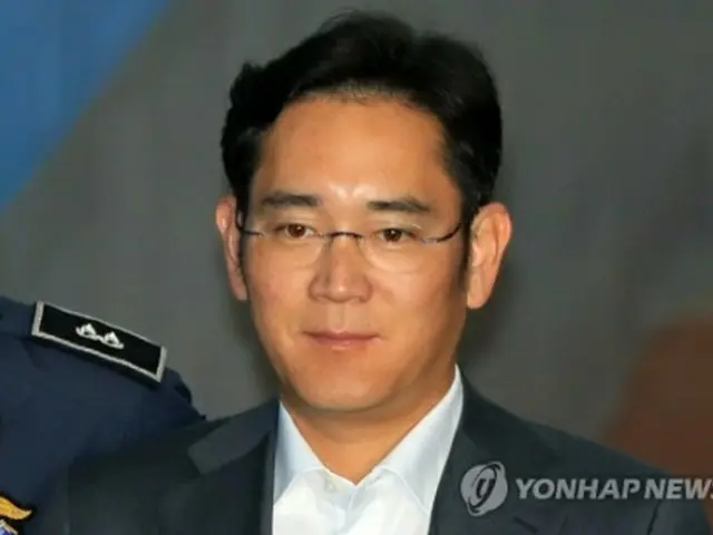 ソウル中央地裁に入る李被告＝１９日、ソウル（聯合ニュース）