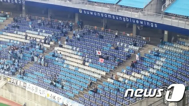 韓国・水原（スウォン）ワールドカップ競技場に旭日旗が登場し、韓国内で物議となった。
