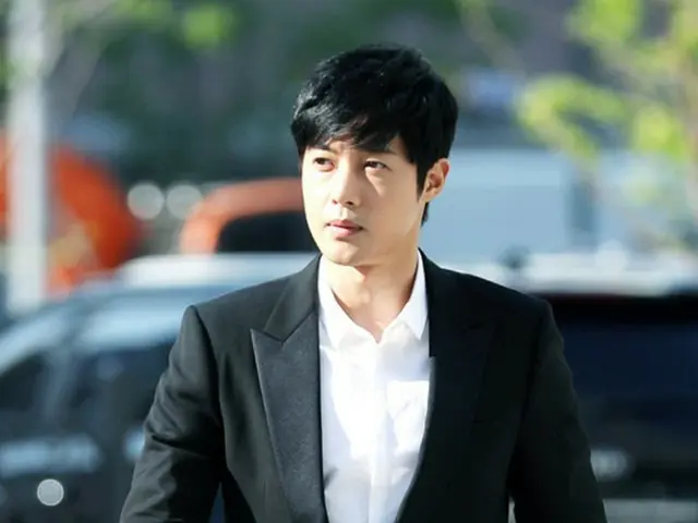 韓国俳優兼歌手のキム・ヒョンジュン（30）がファンに応援されながら、元交際相手の女性Aに対する名誉毀損裁判の証人として出廷した。（提供:news1）