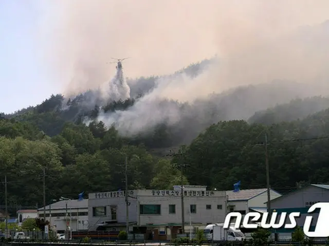山火事消火活動のヘリコプター緊急着陸事故で1名死亡…原因は煙＝韓国（提供:news1）
