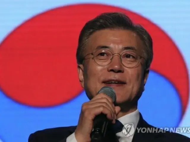 光化門広場で国民向けメッセージを発表する文氏＝９日、ソウル（聯合ニュース）
