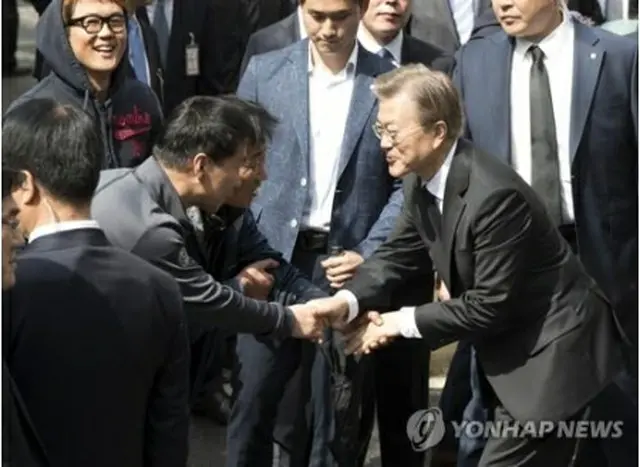自宅を出る文在寅大統領＝１１日、ソウル（聯合ニュース）