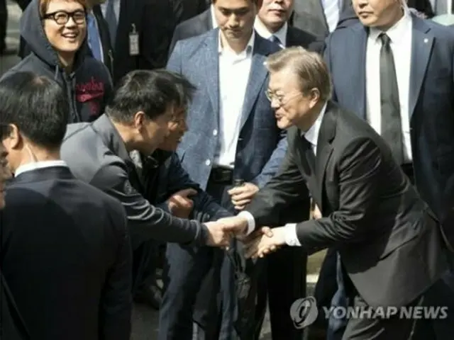 自宅を出る文在寅大統領＝１１日、ソウル（聯合ニュース）