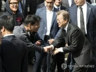 文大統領が出勤途中に市民らとあいさつ　写真撮影も快諾