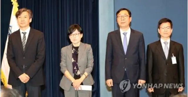 青瓦台で行われた会見に出席した（左から）チョ氏、趙氏、尹氏、李氏＝１１日、ソウル（聯合ニュース）