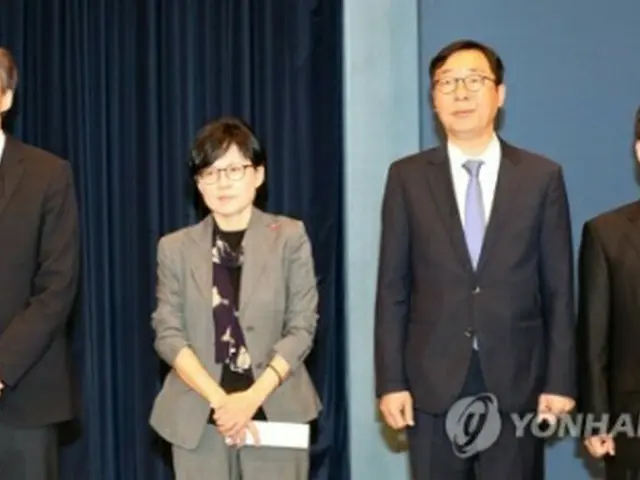 青瓦台で行われた会見に出席した（左から）チョ氏、趙氏、尹氏、李氏＝１１日、ソウル（聯合ニュース）