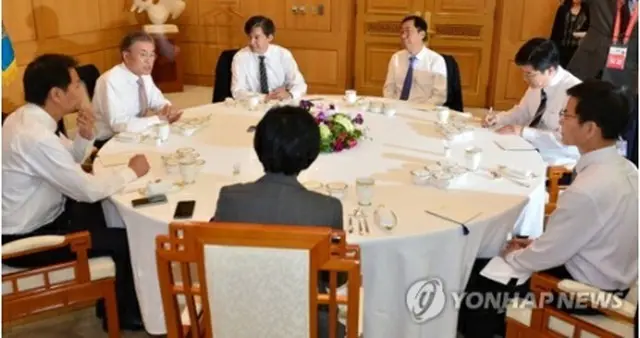 新任の首席秘書官らとの昼食会で発言する文在寅大統領＝１１日、ソウル（聯合ニュース）