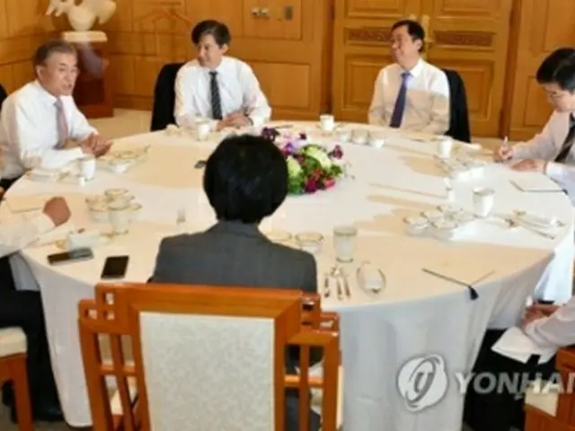 新任の首席秘書官らとの昼食会で発言する文在寅大統領＝１１日、ソウル（聯合ニュース）