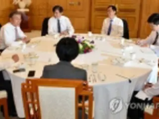 「コミュニケーション」を実践　秘書官と昼食・散歩＝文大統領