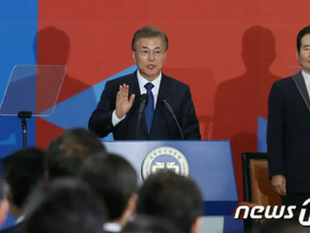 韓国の文在寅（ムン・ジェイン）大統領は12日午前、就任後初の外部日程として産業現場を訪問した。