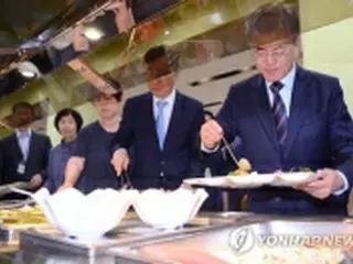 ［写真］また型破り　今回は職員食堂でランチ＝文大統領