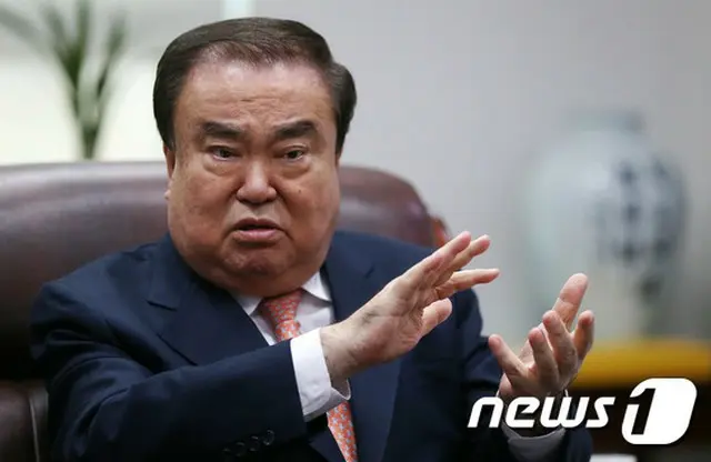 韓国の文在寅政権の日本特使となる文喜相（ムン・ヒサン）共に民主党常任顧問が17日、「今後の外交方向は国益中心で、正当性、国民的手続きを重要視するという言葉を（日本に）伝えたい」と明らかにした。