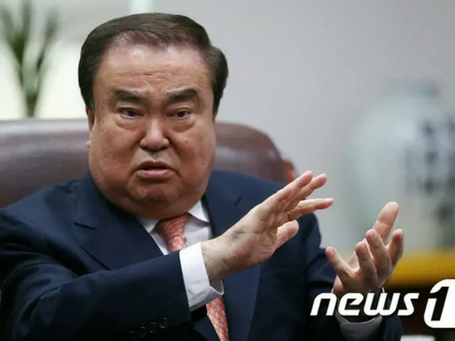 韓国の文在寅政権の日本特使となる文喜相（ムン・ヒサン）共に民主党常任顧問が17日、「今後の外交方向は国益中心で、正当性、国民的手続きを重要視するという言葉を（日本に）伝えたい」と明らかにした。