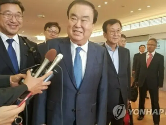 日本に到着し、報道陣の質問に答える文喜相氏＝１７日、東京（聯合ニュース）