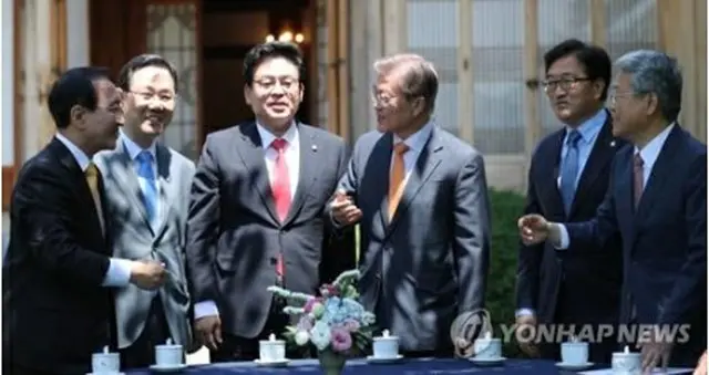 与野党５党の院内代表と会合を行う文大統領（左から４人目）＝１９日、ソウル（聯合ニュース）