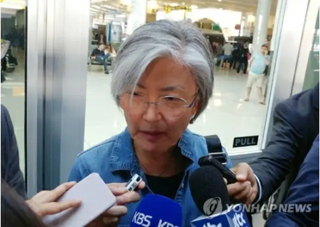 ケネディ空港で記者団の質問に答える康氏＝２１日、ニューヨーク（聯合ニュース）