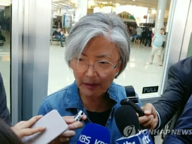 ケネディ空港で記者団の質問に答える康氏＝２１日、ニューヨーク（聯合ニュース）