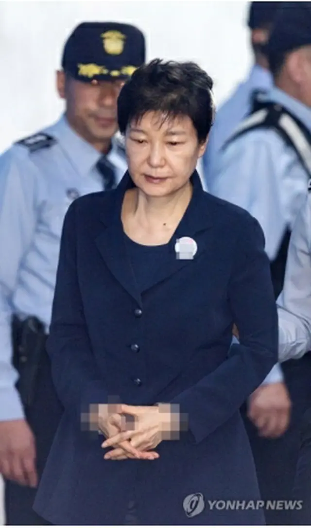地裁に入る朴被告＝２３日、ソウル（聯合ニュース）