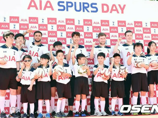 ＜サッカー＞ソン・フンミン、トッテナムの同僚とサッカー教室イベントに登場