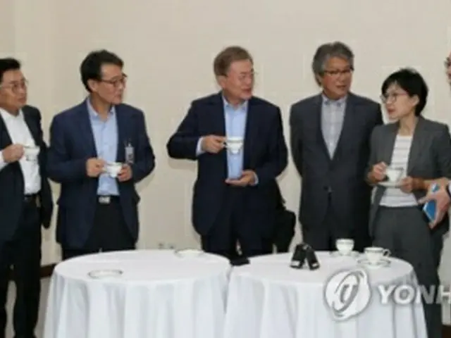 秘書官らと歓談する文在寅大統領（中央）＝２５日、ソウル（聯合ニュース）