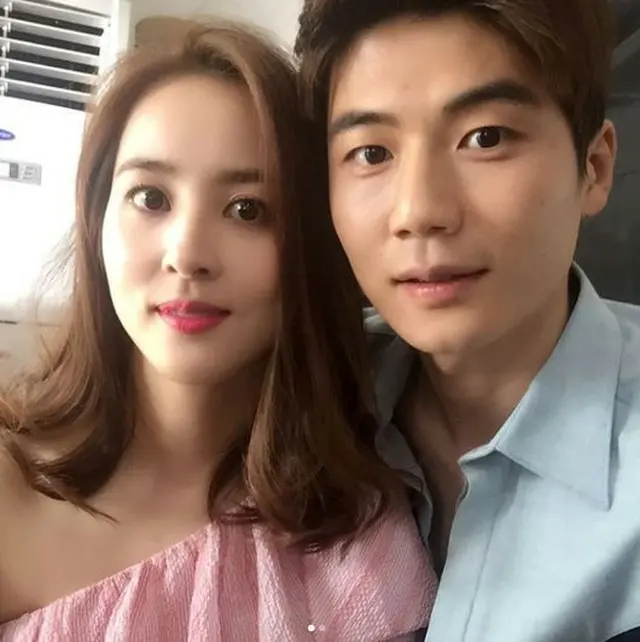 サッカー韓国代表キ・ソンヨン、妻で女優のハン・ヘジンと甘いカップル画報を撮影（提供:OSEN）