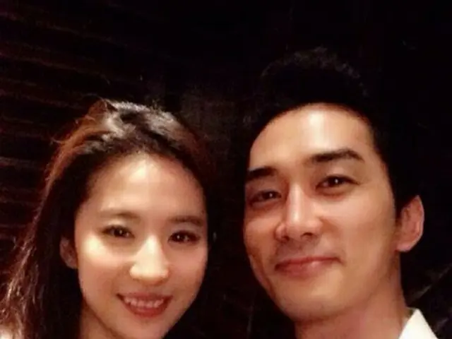 韓国俳優ソン・スンホンと交際中の中国女優リウ・イーフェイが、再び中国で破局説が流れた。しかし今回も事実ではないという。（提供:OSEN）