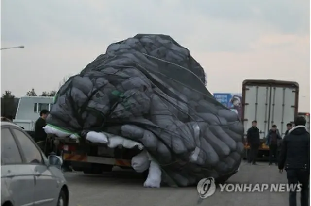 韓国政府が開城団地の操業中断を発表し、貨物を運んでくる入居企業のトラック（資料写真）＝（聯合ニュース）