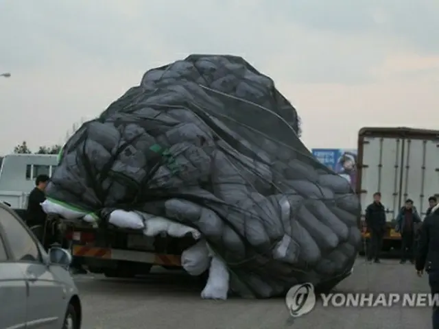 韓国政府が開城団地の操業中断を発表し、貨物を運んでくる入居企業のトラック（資料写真）＝（聯合ニュース）